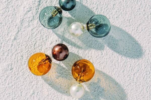 ガラスメーカー「ハリオ」の“球体”ピアスキャッチ、真珠ジュエリー・マルレナとコラボ