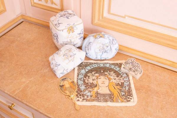 ジェラート ピケ「ミュシャ」ルームウェア第4弾、“宿命の美神”サラ・ベルナール着想のユリの花モチーフ