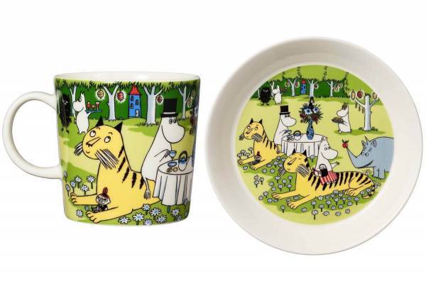 ムーミン アラビアの夏限定マグカップ＆プレート「ガーデンパーティー」ムーミンたちの夏休みを描いて