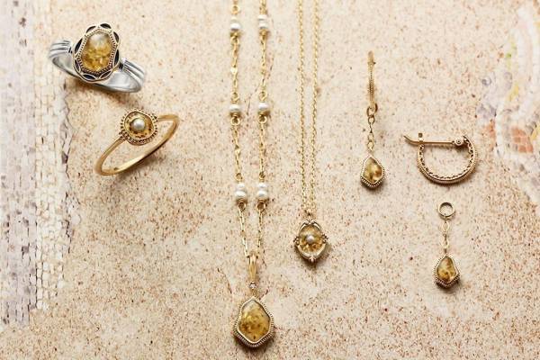 アガット“古代の壁画”着想のモザイクジュエリー、ブラウンカラーの肌馴染みの良いリングなど