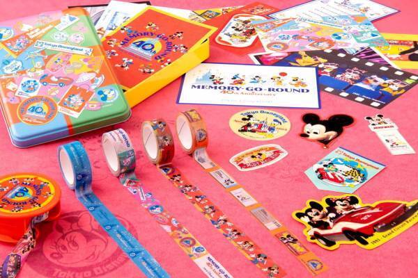 東京ディズニーリゾート40周年グッズ＆メニュー、チケットホルダーデザインの文具や菓子など