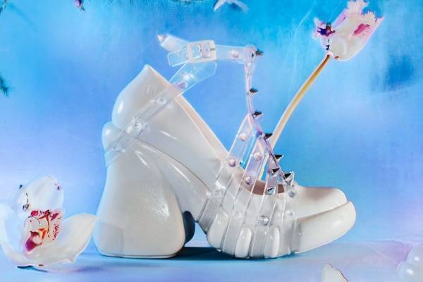 ジャンポール・ゴルチエ×メリッサの厚底サンダル、スパイク付きクリアストラップのヒールパンプス