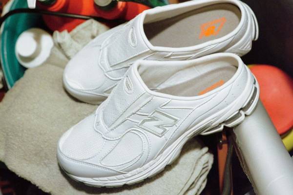 ニューバランスのビームス別注スニーカー「M2002R」、爽やかなホワイト＆グレーのミュール