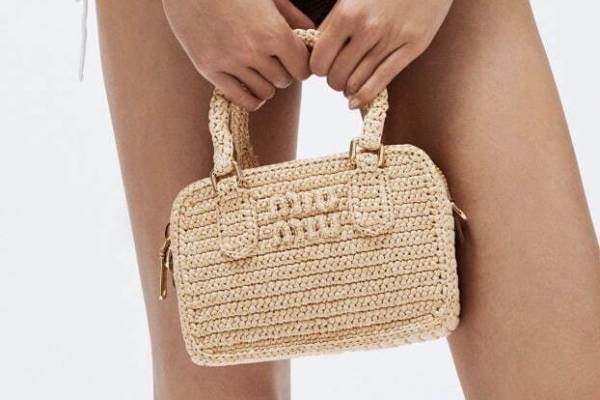 「ミュウミュウ レテ」ロゴ入りクロシェバッグ＆サンドベージュのマテラッセバッグなど