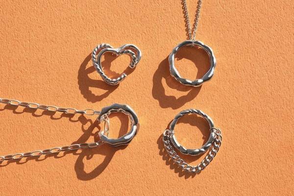 ノジェス“シルバー＆ゴールド”の夏ジュエリー、ハート型2WAYチャームやV字ネックレス