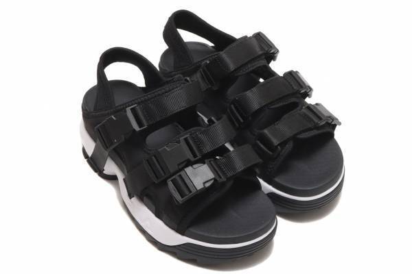 フィラ×アトモスピンクの新作スポーツサンダル、“厚底ソール”×バックルベルト