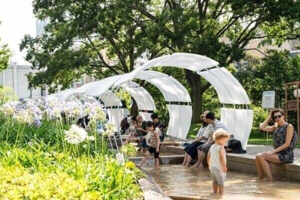 東京ミッドタウンの23年夏イベント、緑に囲まれたガーデンラウンジ＆“足水”で楽しむ夕涼み