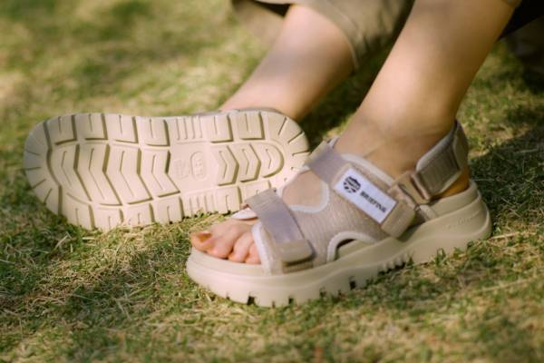 ブリーフィング×シャカ第2弾スポーツサンダル、ベージュやブラック＆グレーなどミリタリーカラー