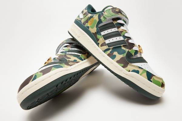 ア ベイシング エイプ×アディダス オリジナルス新作スニーカー、カモ柄の「フォーラム 84 ロウ」