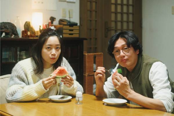 映画『人生に詰んだ元アイドルは、赤の他人のおっさんと住む選択をした』主演・深川麻衣×井浦新が同居人に