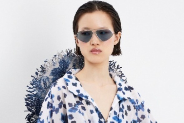 エンポリオ アルマーニの春夏新作ウェア、爽やかインディゴブルー×フローラルプリントのドレスやシャツ