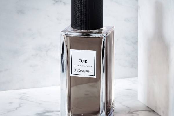 イヴ・サンローラン最高峰フレグランスに新作、“ブラックレザー着想”バニラ香るウッディノート