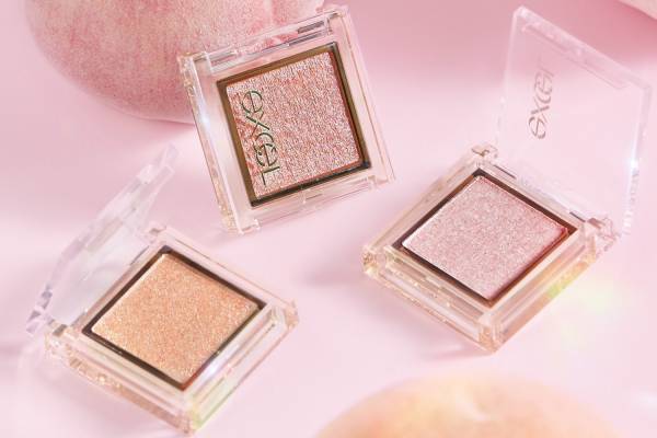エクセル23年夏コスメ、単色アイシャドウ「アイプランナー」にパール輝く“桃色カラー”の限定3色