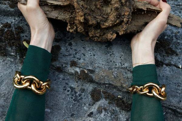 サンローラン初のファインジュエリー、“カサンドラ”ロゴ煌めくゴールドブレスレット＆星のネックレスなど