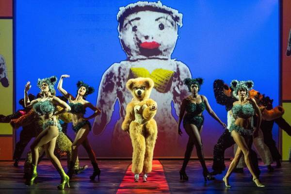 映画『ジャンポール・ゴルチエのファッション狂騒劇』ゴルチエの半生を描いたミュージカルの裏側に迫る