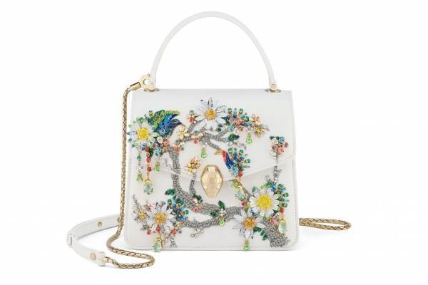 ブルガリ“煌めく木や真夜中の庭”モチーフの「セルペンティ」バッグ、メアリー・カトランズとコラボ