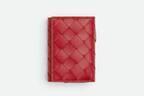ボッテガ・ヴェネタ新作レディース財布、“りんごカラー”の編み上げレザーミニ財布＆二つ折り