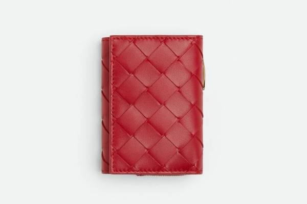 ボッテガ・ヴェネタ新作レディース財布、“りんごカラー”の編み上げレザーミニ財布＆二つ折り