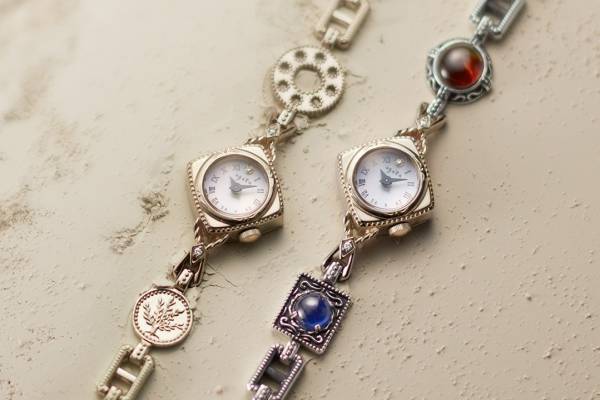 アガットの33周年記念ジュエリー、“アンティーク風”腕時計＆星座モチーフのお守りチャーム