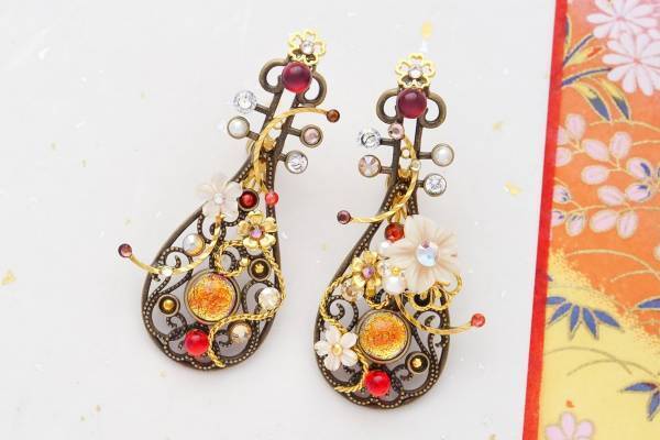京都発“ピアスのようなイヤリング”「ぴあり」源氏物語・明石の上モチーフの琵琶型ジュエリー