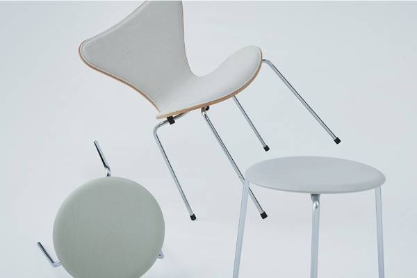 オーラリー×フリッツ・ハンセン初のコラボ家具、淡いトーンのセブンチェア＆ドットスツール
