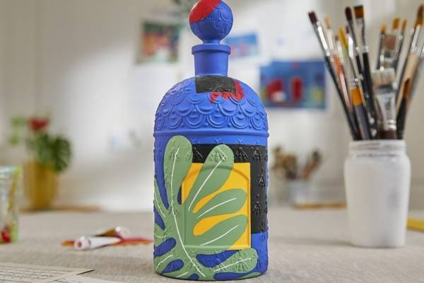 ゲランの香水瓶「ビーボトル」にマティス《音楽》着想の限定デザイン、鮮やかな色彩×ギターの曲線
