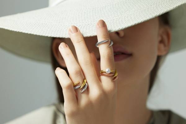 TASAKI「デインジャー ホーン」“鋭い角”モチーフの新作ジュエリー、パールが浮かぶネックレスなど