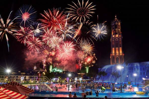 長崎・ハウステンボス「光と運河のサマーフェスティバル」花火＆イルミネーションを望むナイトプールなど