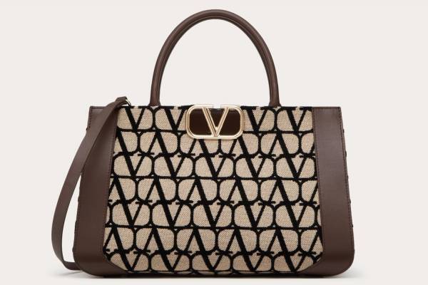 ヴァレンティノ ガラヴァーニ”Vロゴ”モノグラムの新作トートバッグ、キャンバス地×Vロゴメタルパーツ