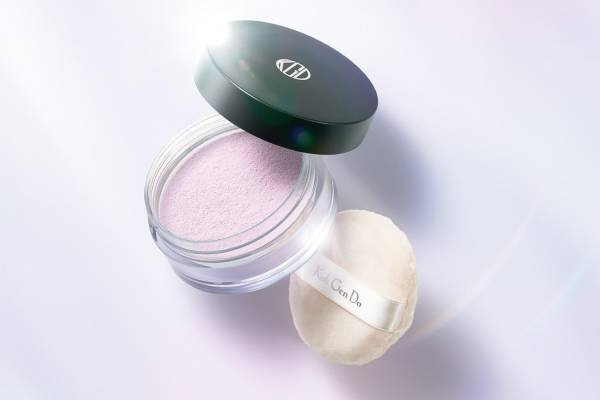 江原道23年秋冬ベースメイク、まるで粉雪！“毛穴レス肌”叶えるパウダーに新色ラベンダーピンク