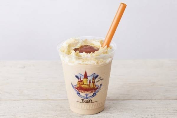 タリーズコーヒー×ハリー・ポッター、“糖蜜パイ”風味のフローズンミルクティーやヘドウィググッズ