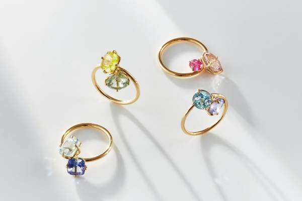 トモコ フルサワ ジュエリー新作リング - “揺れ動く”2つの天然石付き、伊勢丹新宿店限定ストアで