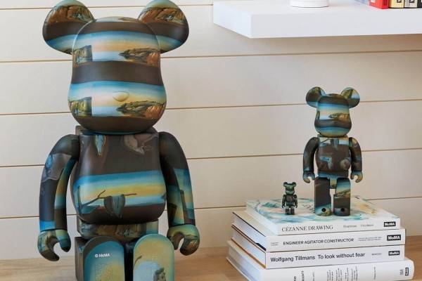 MoMAデザインストア×メディコム・トイのベアブリック、ダリの名画《記憶の固執》を再現