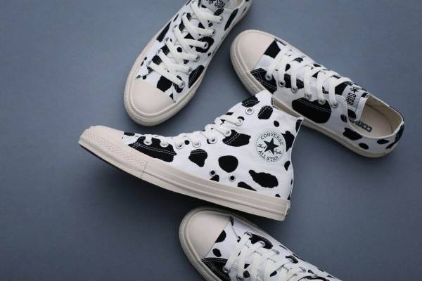コンバース「オールスター」新作スニーカー、“カウ柄”アッパーのモノトーンカラー