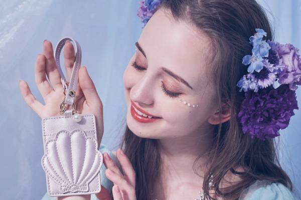 メゾン ド フルール新作、ディズニー『リトル・マーメイド』着想のパール付き“貝殻”ショルダーバッグ