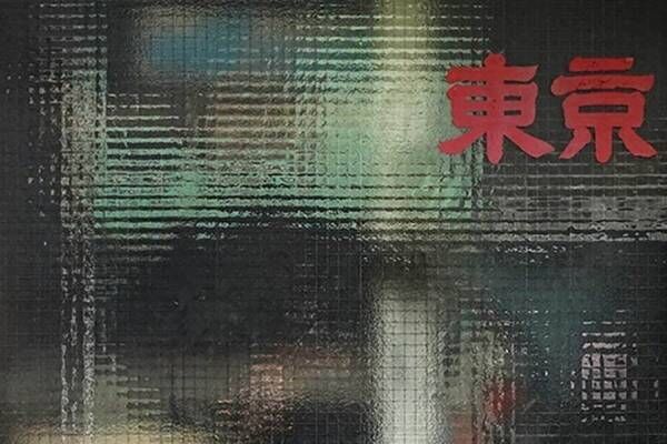 奥山由之の個展「windows」六本木・amanaTIGPで、東京の不透明な窓の写真約25点を展示