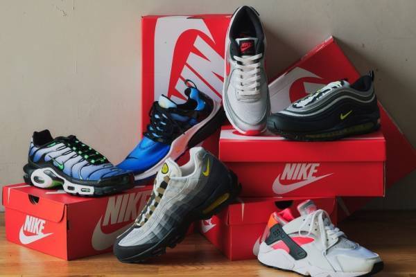 ナイキ スポーツウェア新作スニーカー、「エアマックス 90」をシルバーバレットで