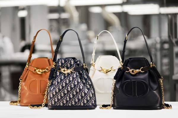 ディオール新作バケットバッグ「セ ディオール」“CD ロック”の留め具×ストライプ模様など