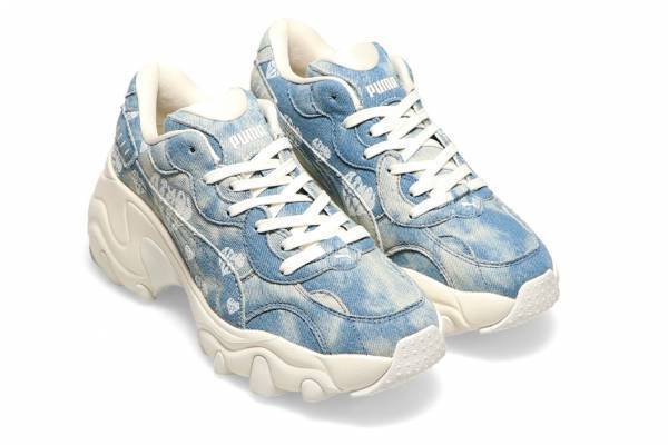 プーマ×アトモス ピンクの新作厚底スニーカー、“クラッシュデニム×ハートロゴ”のアッパーで