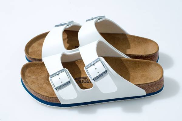 ビルケンシュトックのRHC ロンハーマン別注サンダル、ホワイト×ネイビーの爽やかな「アリゾナ」