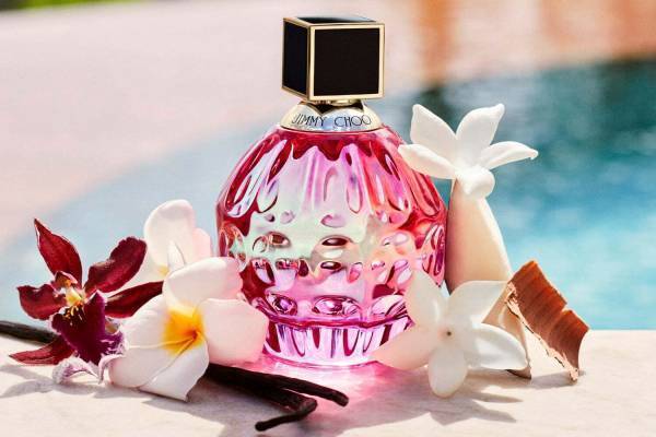 ジミー チュウ23年秋フレグランス「ローズ パッション」“エキゾチックな花々”中心の濃密な香り