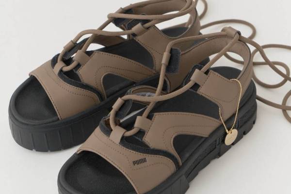 スナイデル×プーマ“厚底ソール”のレースアップサンダル、モカ＆ブラックの靴紐付き