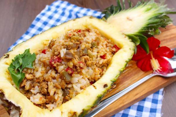 横浜赤レンガ倉庫の夏イベント、“タイ・パタヤ”の歓楽街＆ビーチが出現！本場タイ料理が勢ぞろい