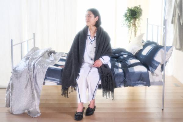 ワイズ フォー リビング23年秋冬新作、“光沢刺繍入り”ベッドリネン＆着心地抜群シルクドレス