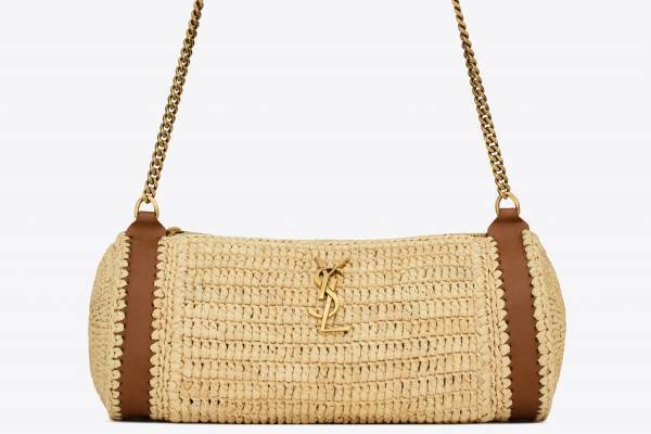 サンローラン“ラフィア素材”の新作バッグ、ゴールドのカサンドラロゴを飾ったチューブ型ショルダーなど