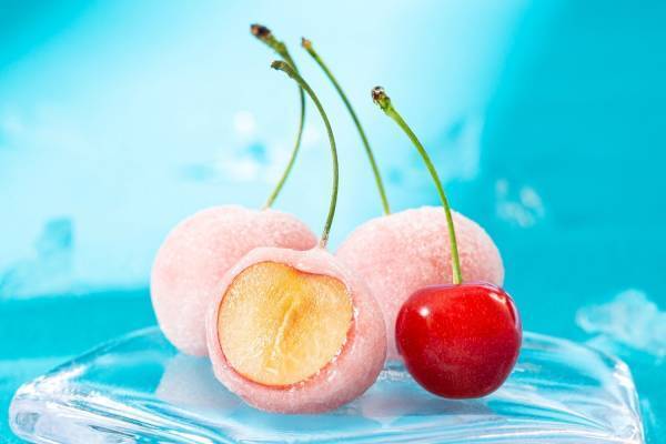 亀屋万年堂“さくらんぼ一粒入り”新作和菓子、ジューシーな「佐藤錦」×もちもち求肥