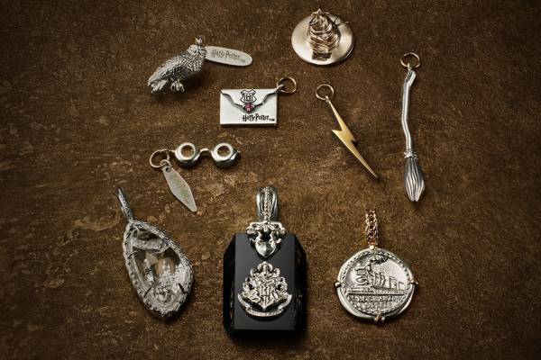 『ハリー・ポッター』×アガットのコラボジュエリー、4つの寮の紋章のカレッジリング＆組分け帽子チャーム