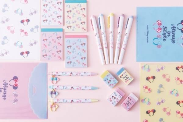 東京ディズニーランド＆東京ディズニーシー、“カチューシャ”柄のくすみ系タオル＆アロハシャツ