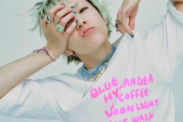 レイ ビームス別注Tシャツ、ミヤオの“手書き風”英字プリント＆77サーカのメッシュTシャツなど