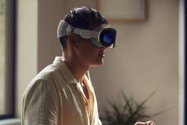 Apple初ゴーグル型端末「Vision Pro」3D×リアル音声の映像体験、写真や動画の空間再現も